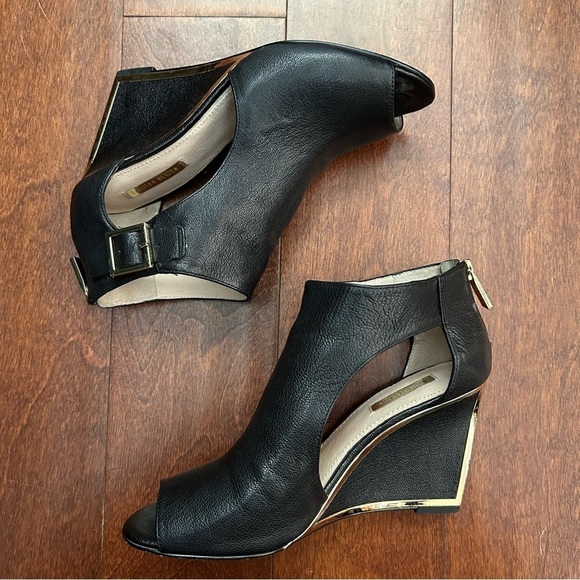 Louise et Cie Black Leather Wedge Heel Peep Toe Shoes, Gold Detailing Size 8.5 - Picture 1 of 16